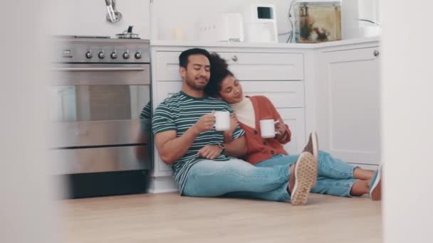 Trinken Kaffee Und Paare Entspannen Sich Der Küche Auf Dem — Stockvideo