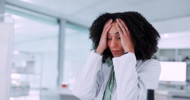 头痛的女医生在电脑前睡在桌子上 对大脑的迷雾 失败或问题感到沮丧 医务工作者因研究失误而产生的压力偏头痛和疲劳 — 图库视频影像