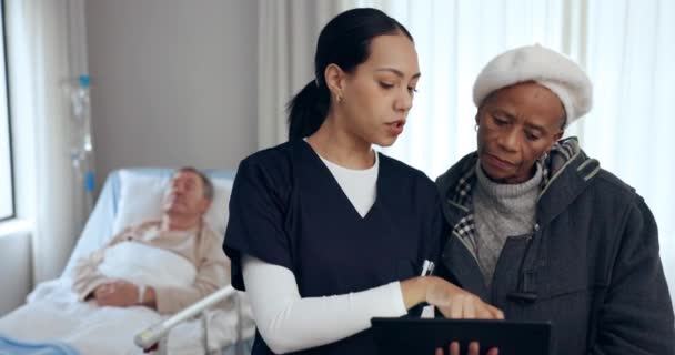 Verpleegkundige Praten Tablet Met Senior Patiënt Ziektekostenverzekering Consulting Vrouw Gezondheidszorg — Stockvideo