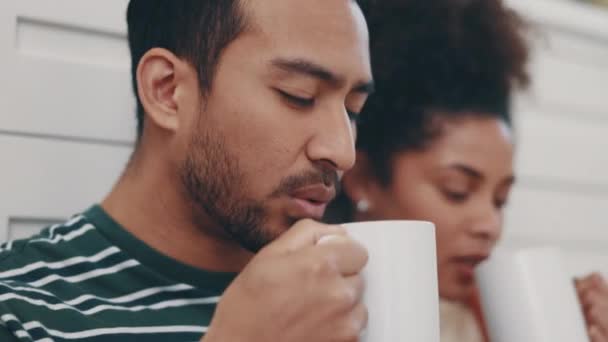 Morgens Trinken Kaffee Und Paar Gemeinsam Der Küche Sich Bei — Stockvideo