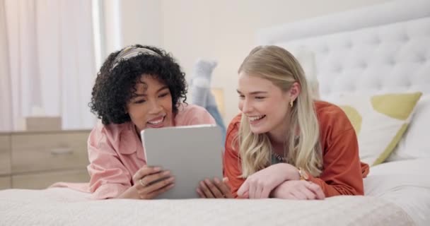 Tablet Kobiety Przyjaciele Łóżku Mediami Społecznościowymi Streaming Dyskusja Domu Online — Wideo stockowe