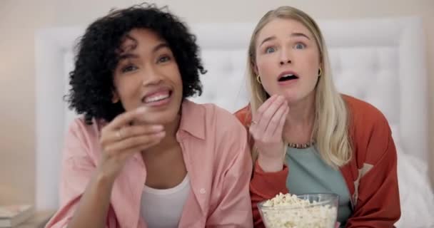 Televisi Komik Dan Wanita Teman Teman Tempat Tidur Dengan Popcorn — Stok Video