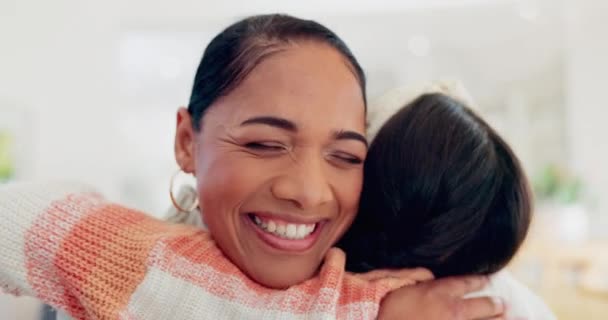 Péče Šťastná Máma Objímají Své Dítě Obývacím Pokoji Moderního Domova — Stock video