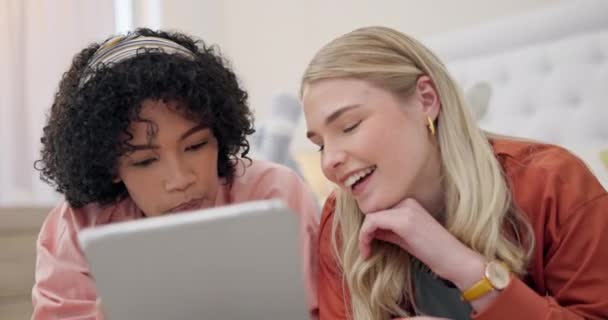 Kobiety Tablet Przyjaciele Łóżku Mediami Społecznościowymi Streaming Dyskusja Domu Online — Wideo stockowe