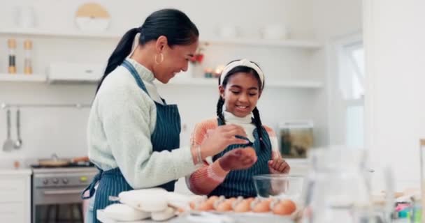 Mamá Profesora Niña Cocinando Cocina Aprendiendo Horneando Con Huevos Casa — Vídeos de Stock