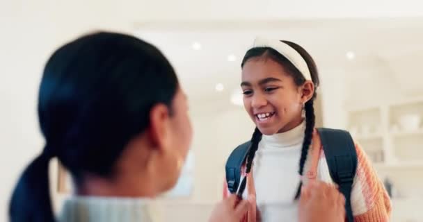 Első Nap Iskolában Anya Lánya Otthon Készülődnek Izgatott Gyerek Mosollyal — Stock videók