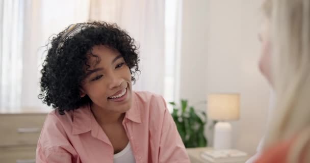 레즈비언 커플과 집에서 본딩과 Interracial 커뮤니케이션 건강한 Lgbtq 파트너 — 비디오