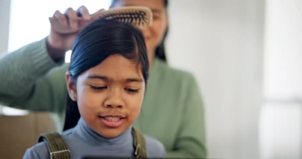 Anne Kız Taraklı Saçlar Evde Mutlu Insanlara Yardım Bağlanma Sabah — Stok video
