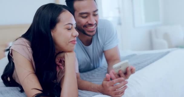 幸福的夫妻 床和自己一起住在充满快乐婚姻 关系和快乐回忆的公寓里 男人和女人在卧室里 带着微笑 爱心和早间贴在家里的社交媒体上 — 图库视频影像
