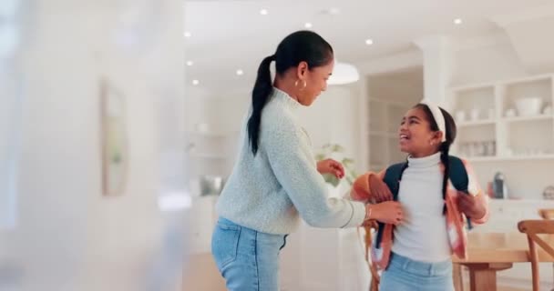 Uczennica Mama Przytulić Domu Dziecko Przygotowuje Się Uśmiechem Plecakiem Podekscytowany — Wideo stockowe