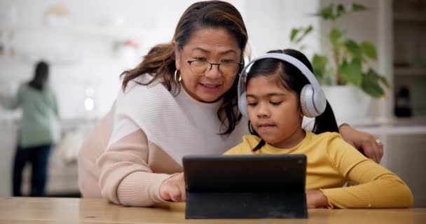 Tablet Educazione Una Ragazza Che Impara Con Nonna Nel Salotto — Video Stock