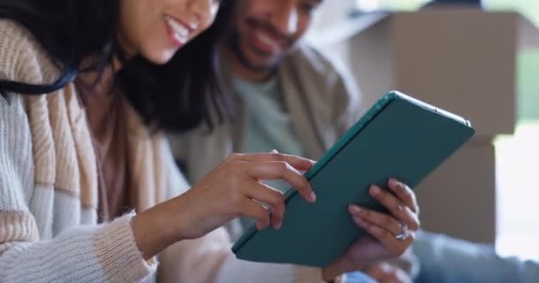 Pár Ruce Tablet Novém Domě Pro Line Nakupování Výzkum Plánování — Stock video