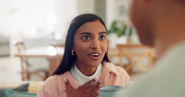 Plotki Kawa Para Rozmawiają Kanapie Salonie Relaksując Się Nawiązując Więź — Wideo stockowe