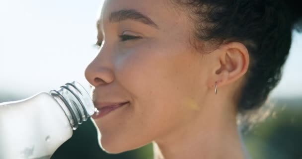 Szczęśliwa Kobieta Twarz Woda Pitna Przyrodzie Relaks Lub Fitness Naturalnym — Wideo stockowe