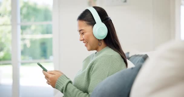 Wanita Sofa Dan Headphone Dengan Telepon Untuk Layanan Streaming Musik — Stok Video