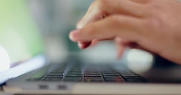 Руки Печатают Ноутбук Крупным Планом Офисе Исследованиях Интернет Блоге Компьютер — стоковое видео
