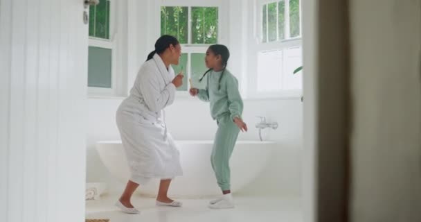 Dance Criança Mãe Cantando Banheiro Rindo Limpando Casa Juntos Família — Vídeo de Stock