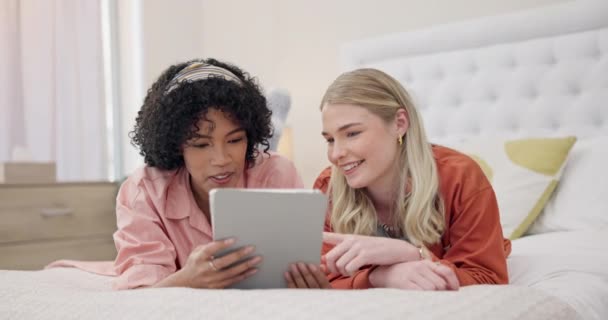 Couple Friends Tablet Bedroom Social Media Movie Streaming Service Film — Stock Video