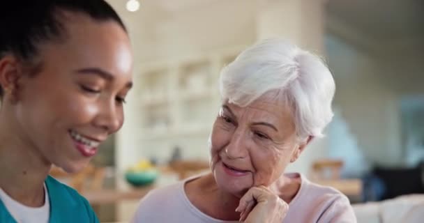 ヘルスケア 高齢者ケア コンサルティングの介護者を抱えるサポート シニアハッピーな女性 メディカル または成熟した患者が記憶を話す看護師と話し合う — ストック動画