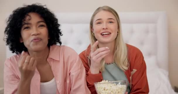 Glada Och Kvinnliga Vänner Säng Med Popcorn För Film Komedi — Stockvideo