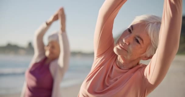 Yoga Meditación Mujeres Mayores Estiramiento Fitness Playa Para Entrenamiento Bienestar — Vídeos de Stock