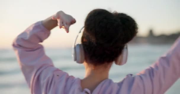 Taniec Słuchawki Młoda Kobieta Plaży Treningu Lub Treningu Cardio Świeżym — Wideo stockowe