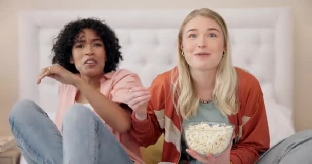 Skrämmande Film Och Kvinnor Vänner Sängen Tittar Med Popcorn För — Stockvideo