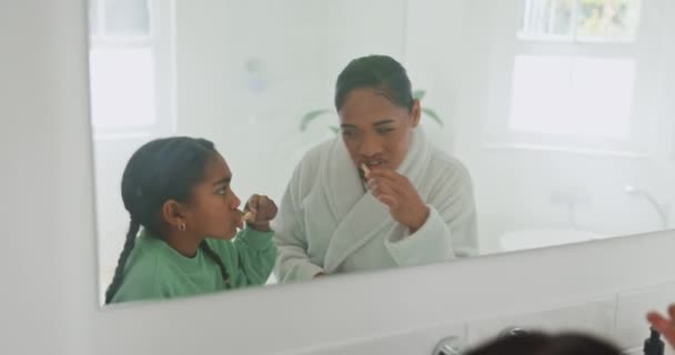 学习或孩子在浴室里一起刷牙 在家里的镜子上享受口腔卫生 儿童发展 母亲或女童用牙刷清洁口腔 以促进牙齿健康或健康 — 图库视频影像