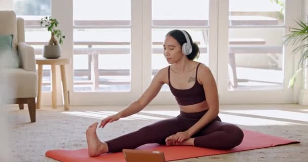 Vrouw Yoga Stretching Met Hoofdtelefoon Online Klasse Fitness Zen Workout — Stockvideo