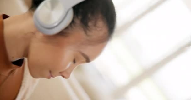 Genç Bir Kadın Kulaklıklar Dans Salonu Evde Özgürlük Müzik Müzik — Stok video