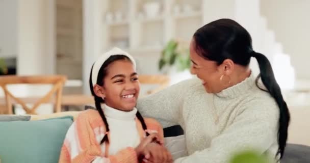 Счастливы Опрятны Мама Дочкой Диване Веселых Сплачивающих Расслабляющих Smile Счастье — стоковое видео
