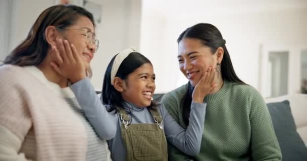 Liefde Verbondenheid Gelukkig Kind Moeder Oma Verbinden Verzorgen Glimlachen Voor — Stockvideo
