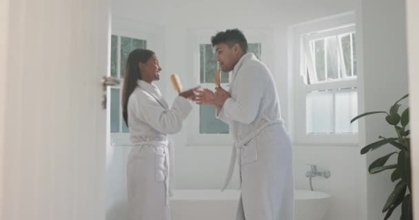Casal Banheiro Karaoke Pessoas Cantando Com Escova Roupão Para Relacionamento — Vídeo de Stock