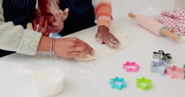 形状和手的母亲和女儿在厨房早餐 帮助或学习 爱和支持 与人亲密接触 在家里做饭 准备甜点 食谱或糕点 — 图库视频影像