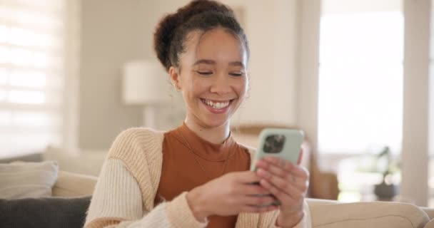 Jonge Vrouw Telefoon Lachen Bank Denken Ontspannen Woonkamer Voor Sms — Stockvideo