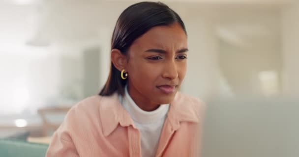 リモートワークの女性とのストレス 欲求不満は 自宅のリビングルームのラップトップで忙しい コンピュータで作業する若いフリーランス従業員との質問 問題解決 — ストック動画
