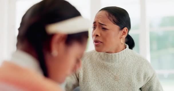 Disiplin Üzgün Anne Çocuk Öfke Nöbetleriyle Kötü Davranışlar Kızgın Ebeveynler — Stok video