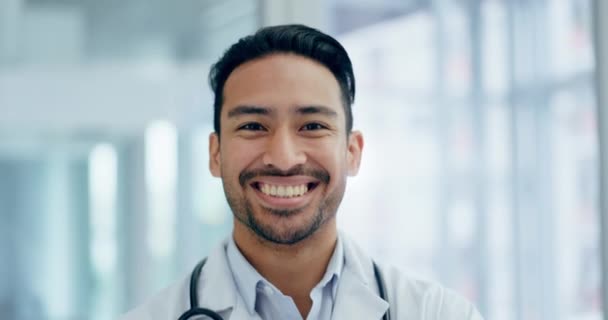 Pria Asia Wajah Dan Dokter Tersenyum Rumah Sakit Untuk Layanan — Stok Video