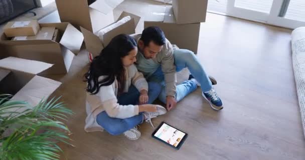 Ευτυχισμένο Ζευγάρι Tablet Και Κουτιά Νέο Σπίτι Ανακαίνιση Εσωτερικό Σχεδιασμό — Αρχείο Βίντεο