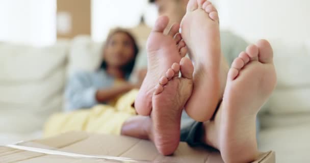 Paar Füße Und Nahaufnahme Hause Mit Bindung Heirat Und Pflege — Stockvideo