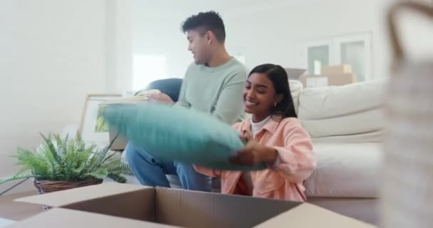 Gayrimenkul Taşınma Evi Evlerinin Oturma Odasında Taşınmak Için Kutu Taşıyan — Stok video