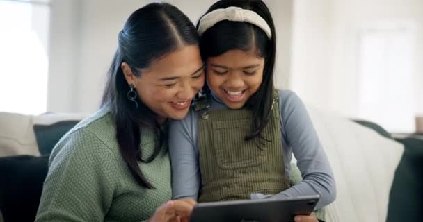 家庭平板电脑 放松儿童和母亲的阅读 打字和教学电子学习 网络课程或帮助女孩学习 Elearning Family Lounge Couch Mom Support — 图库视频影像