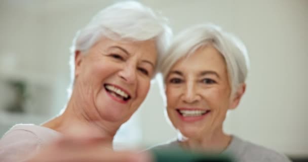 上了年纪的女人 朋友和自己在家 笑着或为退休的回忆 网络日志或为网上帖子感到高兴 老年人 摄影和家庭社交网络应用的概况图片 — 图库视频影像