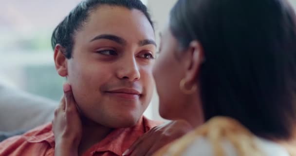 Sorriso Cura Una Coppia Con Bacio Sul Divano Amore Comunicazione — Video Stock
