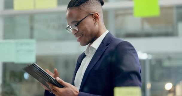 平板电脑和微笑在办公室规划研究 在线报告和商业信息 快乐的非洲员工在社交网络数字技术 数据更新和应用分析方面的滚动 — 图库视频影像