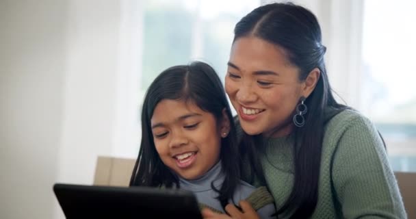 Madre Ragazza Tablet Educazione Casa Apprendimento Supporto Insegnamento Sviluppo Online — Video Stock
