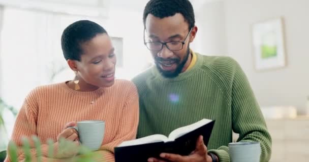 Dom Uśmiech Czarna Para Czytająca Biblię Studiująca Rozmawiająca Religią Miłością — Wideo stockowe