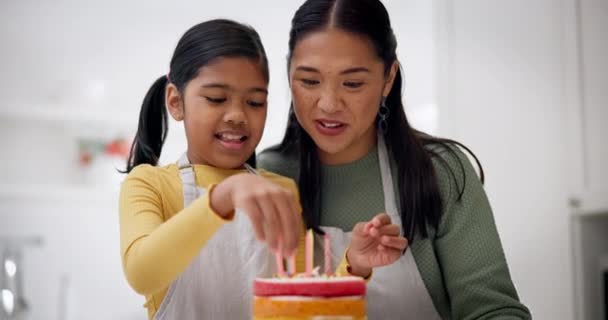 ケーキやろうそくと一緒にキッチンを手伝って応援しています ハッピー サポート 誕生日の食べ物 家族でレインボーデザート ママと一緒にクッキングと料理 — ストック動画