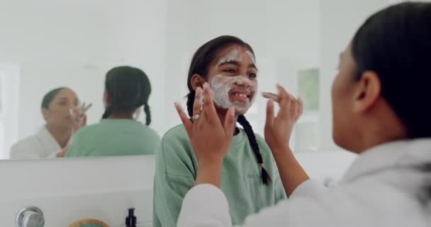 Yüz Kremi Banyo Temizliğinde Çocuk Anne Birlikte Mutlu Bir Aile — Stok video
