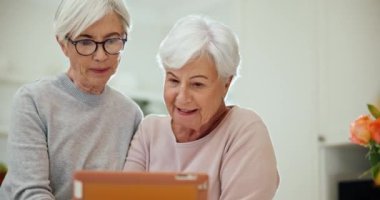 Tablet, uygulama ve son sınıf kız arkadaşları emeklilik için evlerindeyken internette geziniyorlar. Teknoloji, gülümseme ve sürpriz. Yaşlılar sosyal medyayı iyi haber veya bilgi için kullanıyorlar..